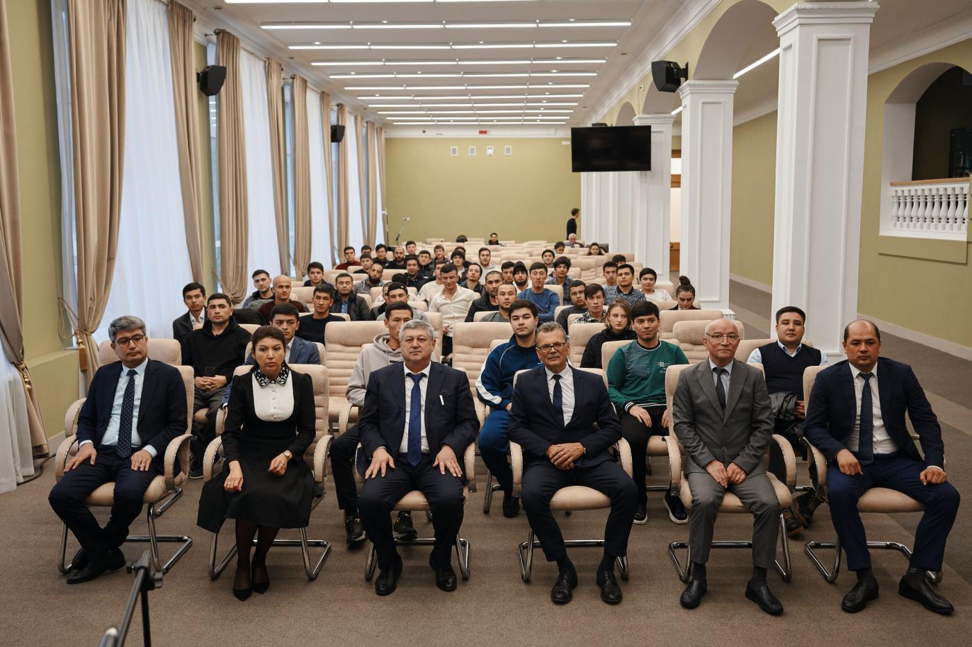 Представители посольства Узбекистана и руководство ТГТУ встретились с иностранными студентами